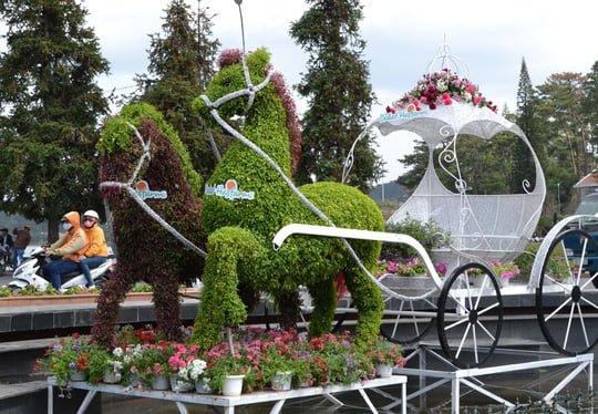 Ngựa cảnh kéo xe hoa ở Festival hoa Đà Lạt 2013